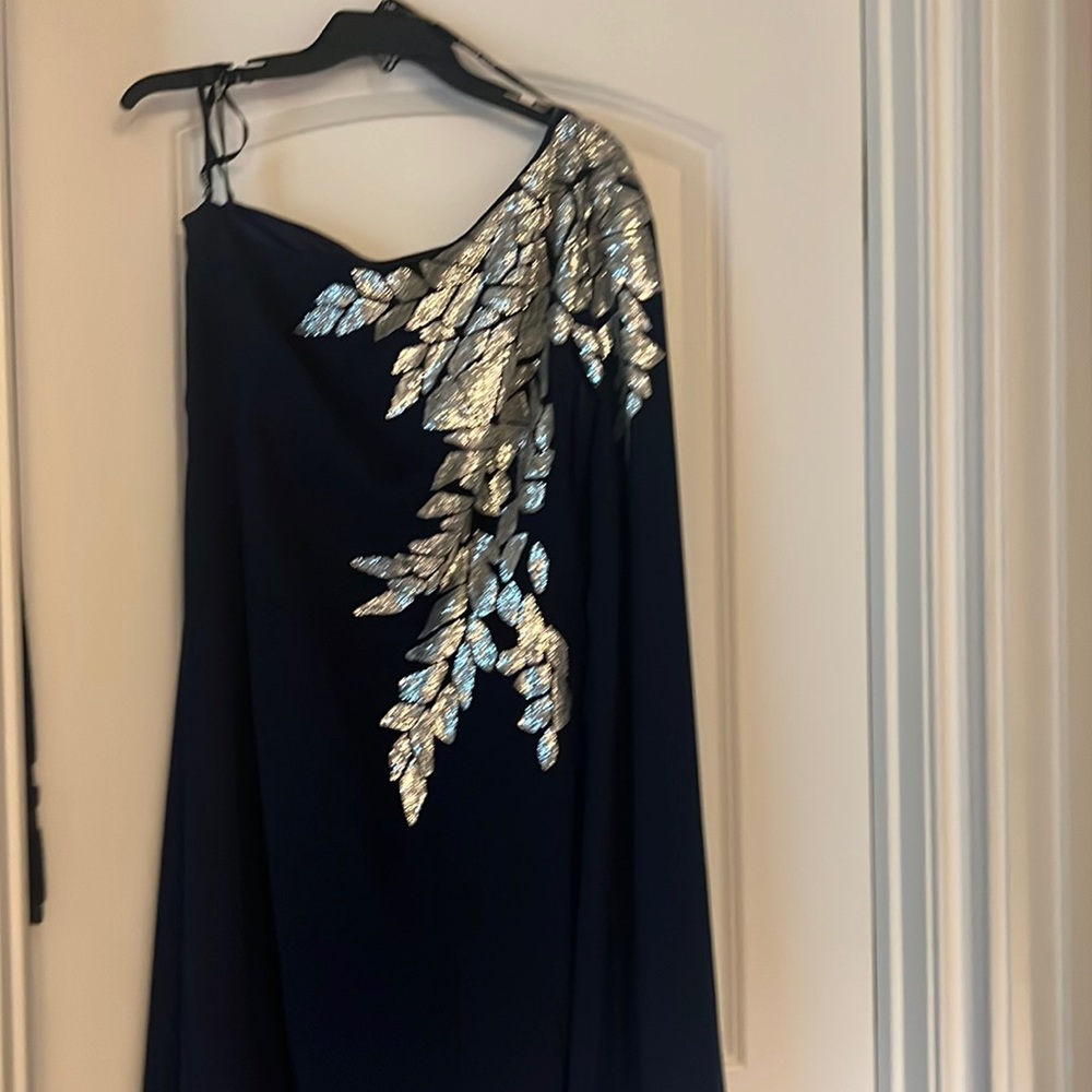 Gorgeous tadashi evening gown in royal navy blue